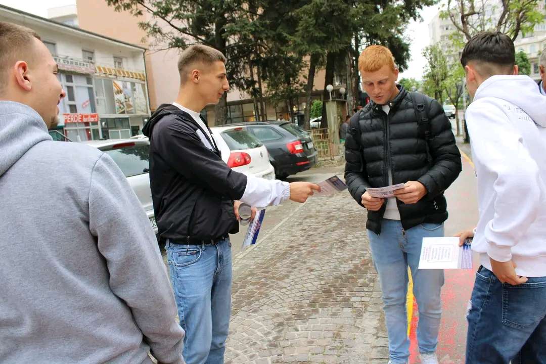 Vullnetarët e Qendrës Rinore Ardhmëria në Klinë shpërndajnë broshura për provimin e vullnetarizmit
