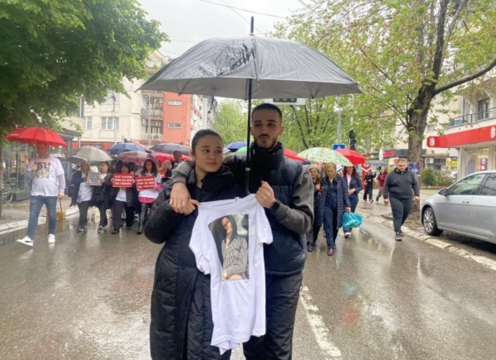 Protestës në Pejë po i prin vajza e së ndjerës Gjyljeta Ukella