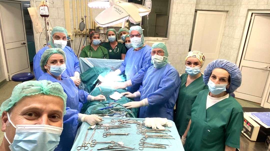 Kryhet një intervenim i madh kirurgjik te një pacient 61 vjeçar me tumor në Spitalin e Pejës