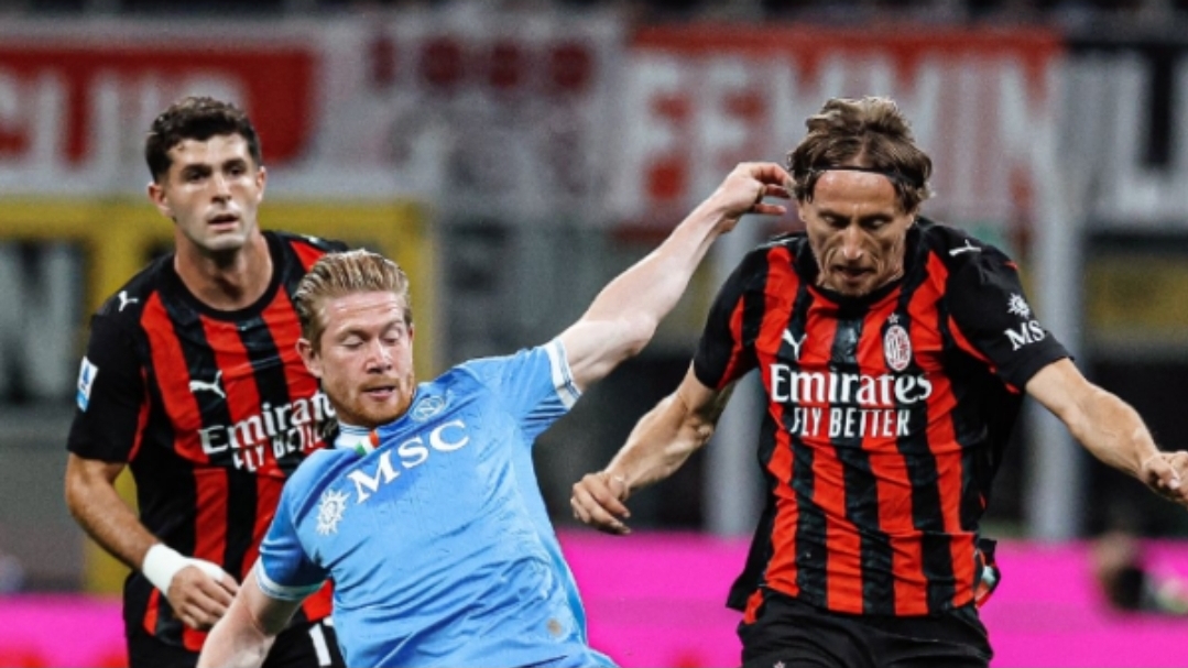Milan triumfon ndaj Napolit  ngjitet në krye të Serie A
