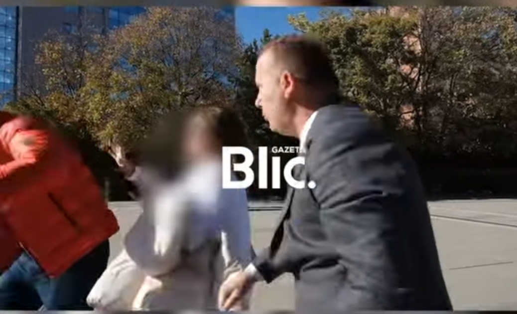 Pamje  ja momenti kur u pëleshen Armend Zemaj dhe një qytetar në sheshin e Prishtinës 
