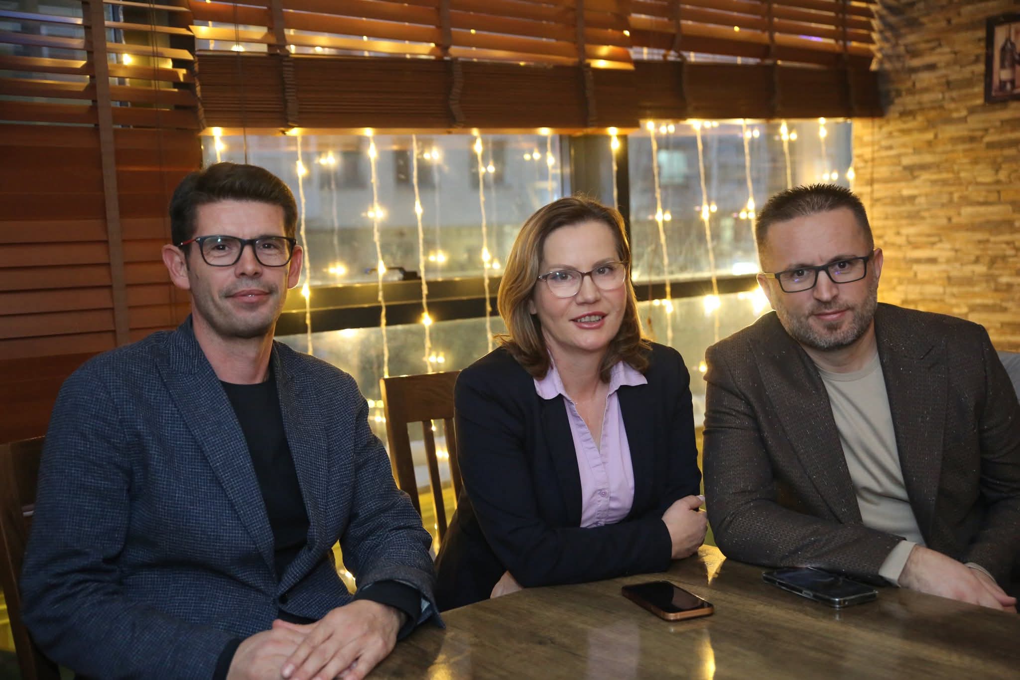 Shqipe Pantina dhe Astrit Desku takohen me studentët në Klinë  prezantojnë vizionin e LDK së për rininë